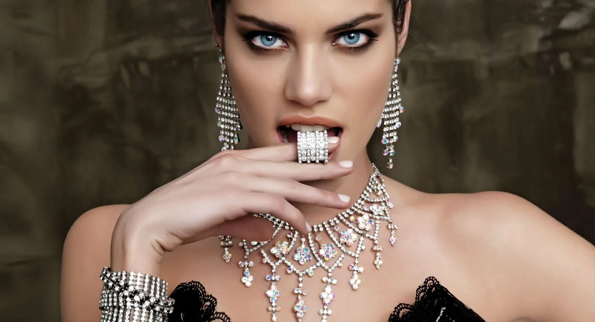 Колье крупным планом